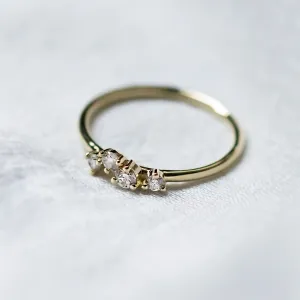 Šikmý pohled na minimalistický cluster prsten s diamanty