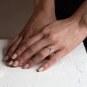 Netradiční snubní prsten s kite salt and pepper diamantem NIAM Thumbnail