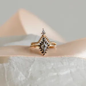Vykrojený prsten s kite salt and pepper diamantem ISOLDE Thumbnail