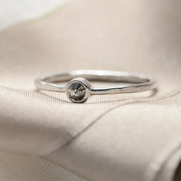 Minimalist bezel salt´n´pepper ring IONA Image