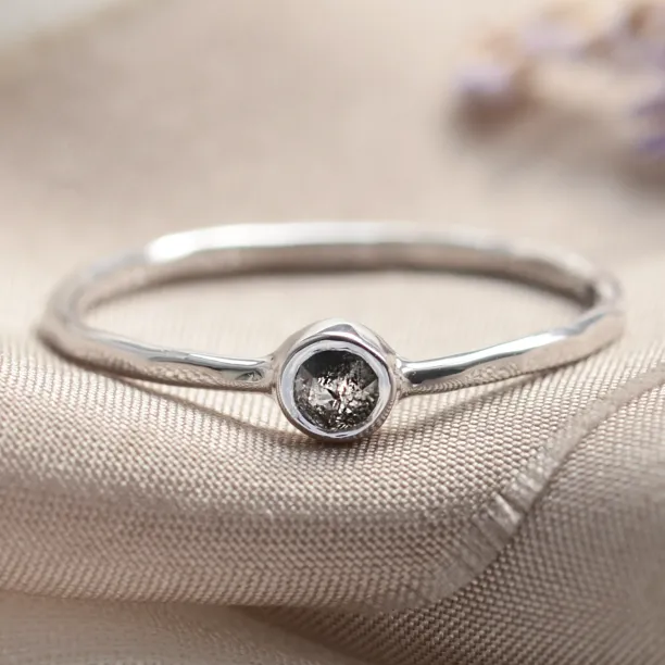 Minimalist bezel salt´n´pepper ring IONA Image