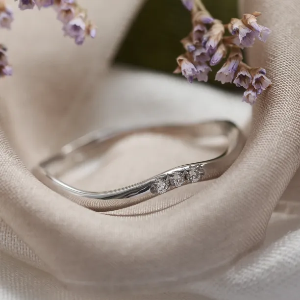 Zaoblený snubní prsten se třemi diamanty ISEULT Image