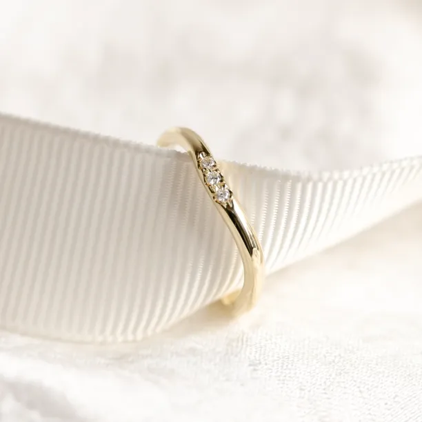 Zaoblený snubní prsten se třemi diamanty ISEULT Image