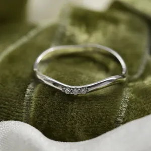 Zaoblený snubní prsten se třemi diamanty ISEULT Thumbnail