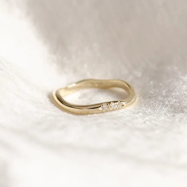 Zaoblený snubní prsten se třemi diamanty ISEULT Image