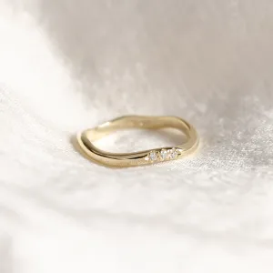 Zaoblený snubní prsten se třemi diamanty ISEULT Thumbnail