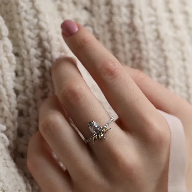 CROWNIA gold ring with salt’n’pepper and fancy diamonds worn on the hand