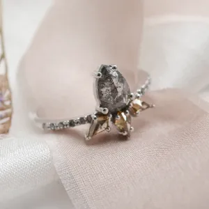 Side close-up of the CROWNIA gold ring with salt’n’pepper and fancy diamonds