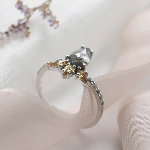 Angled view of the CROWNIA gold ring with salt’n’pepper and fancy diamonds