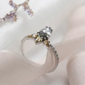 Angled view of the CROWNIA gold ring with salt’n’pepper and fancy diamonds