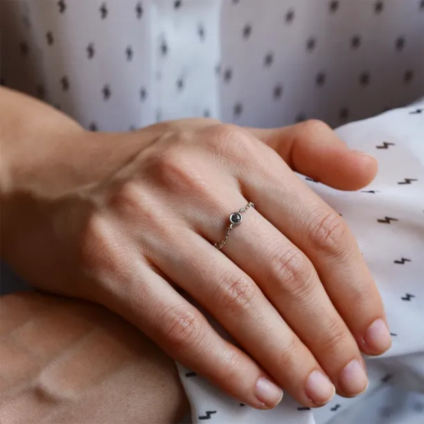 Zlatý řetízkový prsten DAITHI se salt and pepper diamantem na ruce