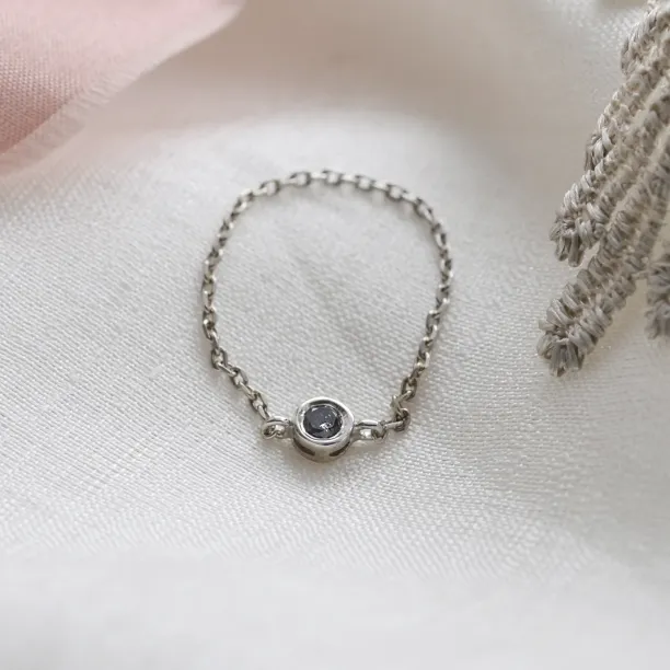 Zlatý řetízkový prsten DAITHI se salt and pepper diamantem v celkovém pohledu