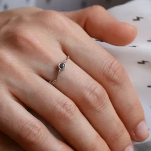 Detail zlatého řetízkového prstenu DAITHI se salt and pepper diamantem na ruce