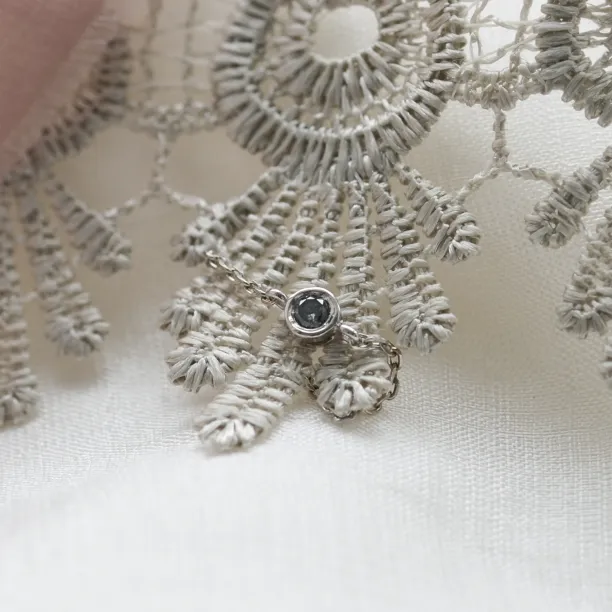 Detail salt and pepper diamantu na zlatém řetízkovém prstenu DAITHI