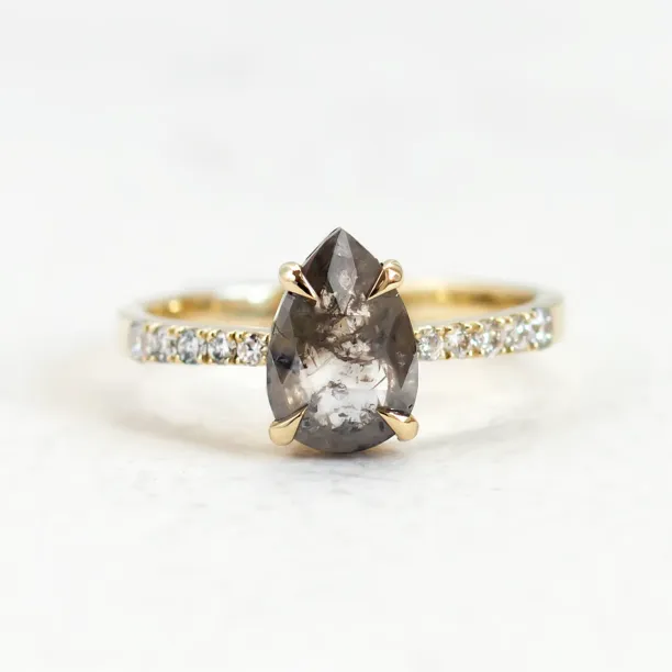 Gold vintage ring with salt and pepper diamond FERGAL Image