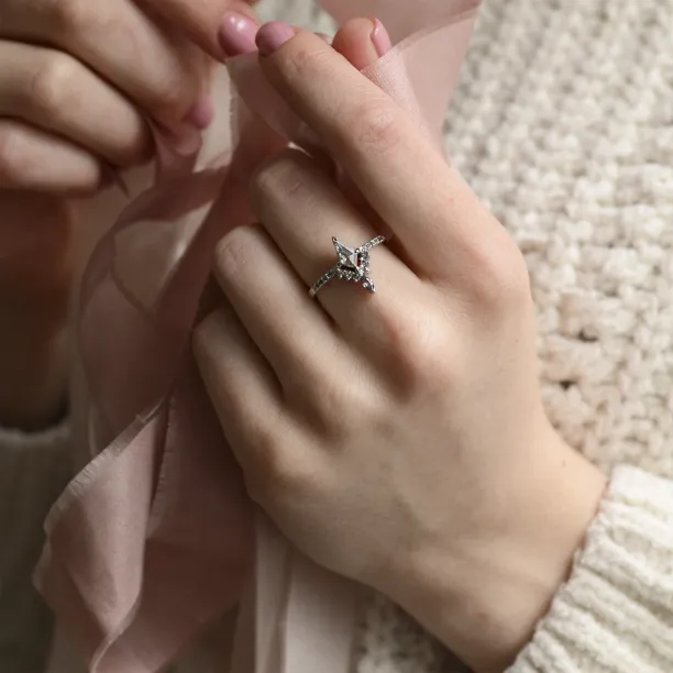 Cluster prsten DUBHEASA se salt and pepper diamanty nošený na ruce