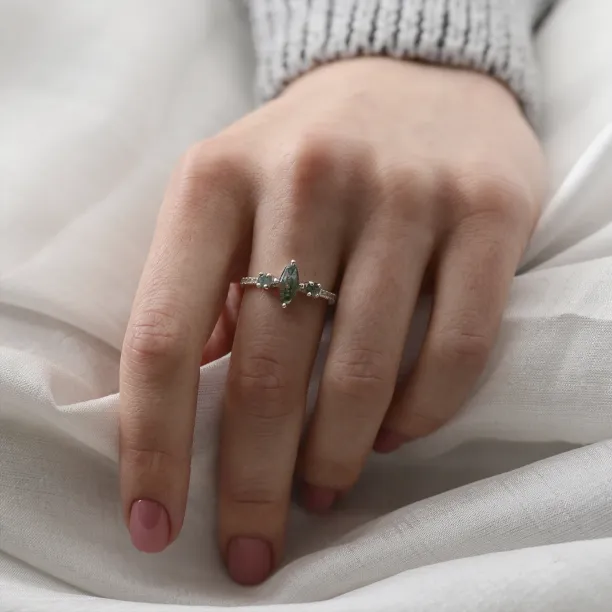 OSCAR solid gold ring with green moss agates and diamonds worn on the hand