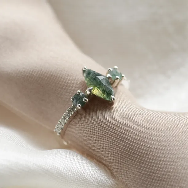 Close-up of the OSCAR ring showing its marquise moss agate, side agates and diamonds