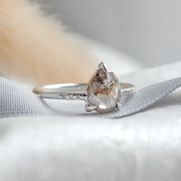 Detailní šikmý pohled na prsten CILLIAN s pear salt and pepper diamantem