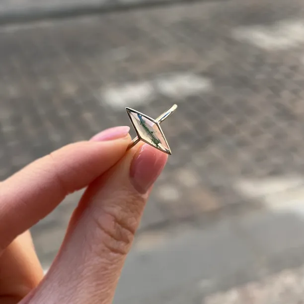 Prsten FINOLA s mechovým achátem ve tvaru kite držený mezi prsty