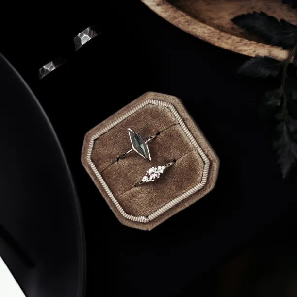 Detail prstenu FINOLA s mechovým achátem ve tvaru kite