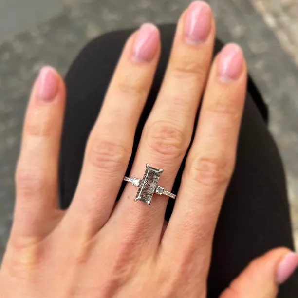 Zlatý prsten s baguette rutilovým křišťálem a diamanty LIAM Image