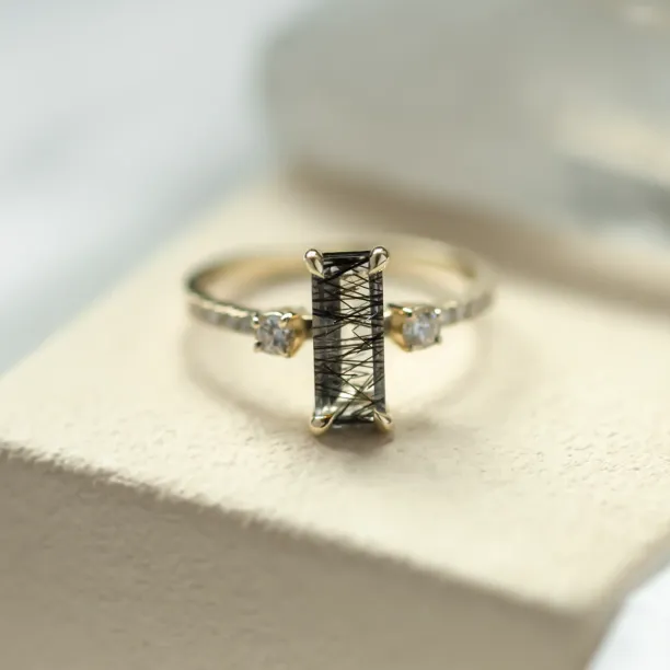 Zlatý prsten s baguette rutilovým křišťálem a diamanty LIAM Image