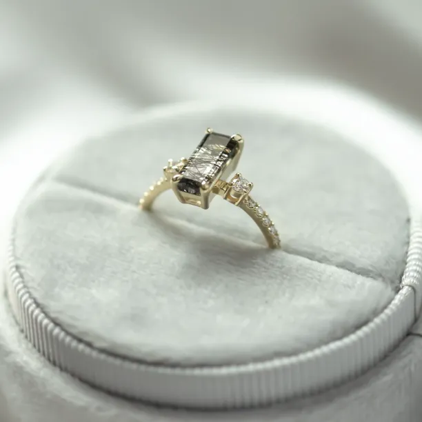 Zlatý prsten s baguette rutilovým křišťálem a diamanty LIAM Image
