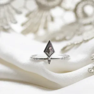Zlatý prsten CIAN s kite salt and pepper diamantem a bílými diamanty, celkový pohled
