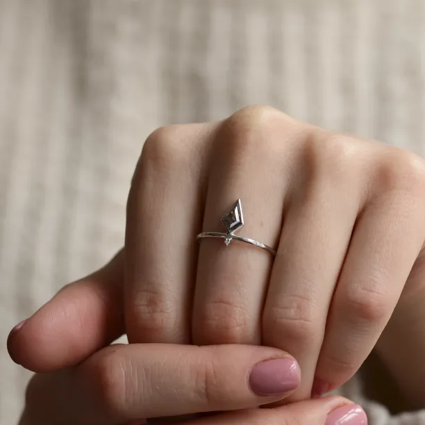 Zlatý prsten CIAN s kite salt and pepper diamantem nošený na prstech