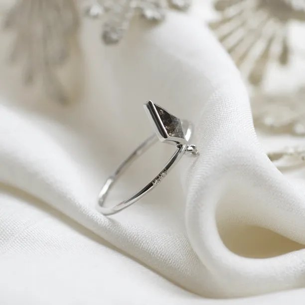 Boční pohled na zlatý prsten CIAN s kite salt and pepper diamantem a bílými diamanty