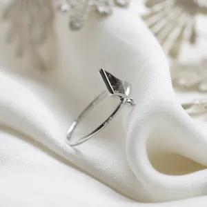 Boční pohled na zlatý prsten CIAN s kite salt and pepper diamantem a bílými diamanty