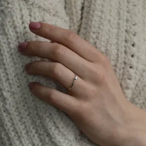 Zásnubní prsten s diamantem NESSA na ruce