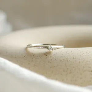 Detailní šikmý pohled na zásnubní prsten s diamantem NESSA