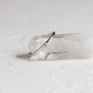 Zásnubní prsten NESSA s diamantem v bílém zlatě, šikmý pohled
