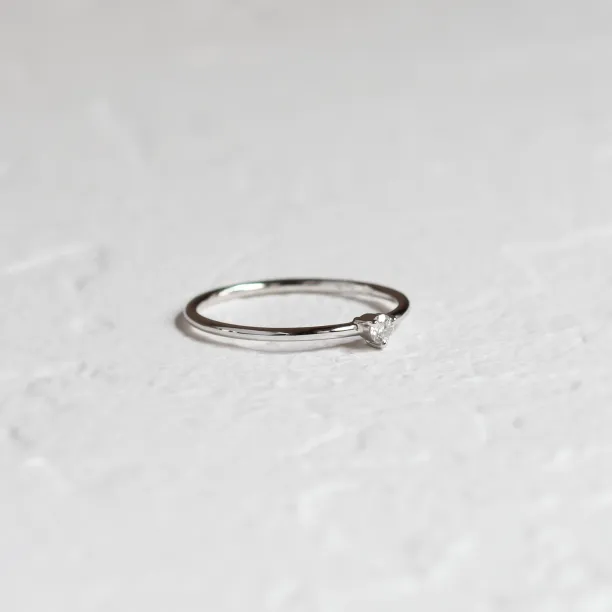 Šikmý pohled na minimalistický zásnubní prsten NESSA s diamantem