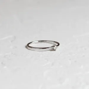 Šikmý pohled na minimalistický zásnubní prsten NESSA s diamantem