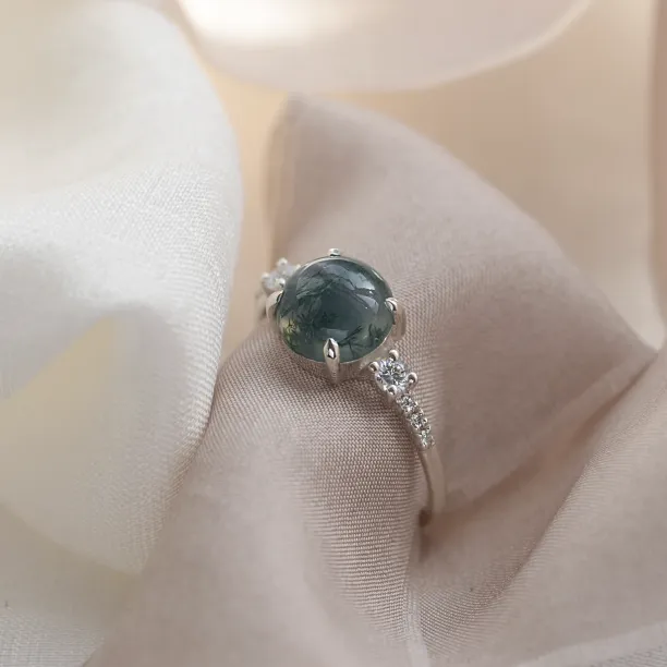 Angled close-up of the FIONNUALA ring with moss agate and diamond details