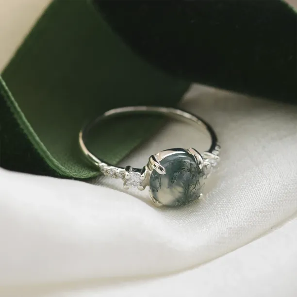 Side angle of the FIONNUALA gold ring with moss agate and diamonds