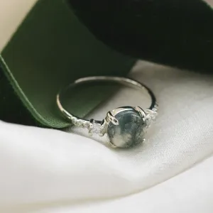 Side angle of the FIONNUALA gold ring with moss agate and diamonds