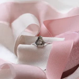 Geometrický prsten s plochým salt’n’pepper diamantem z čelního pohledu