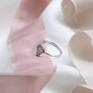 Šikmý pohled na geometrický prsten s plochým salt’n’pepper diamantem