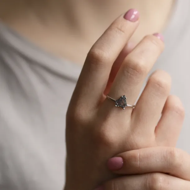 Geometrický prsten SORCHA se salt’n’pepper diamantem na ruce