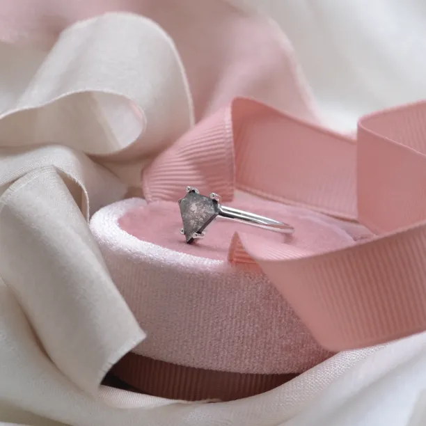 Geometrický prsten s plochým salt’n’pepper diamantem v šikmém pohledu
