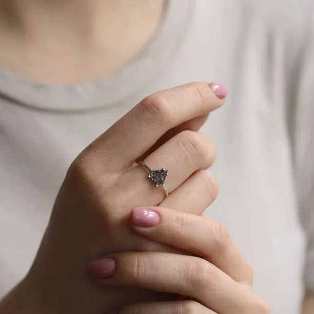 Geometrický prsten SORCHA se salt’n’pepper diamantem na prstu