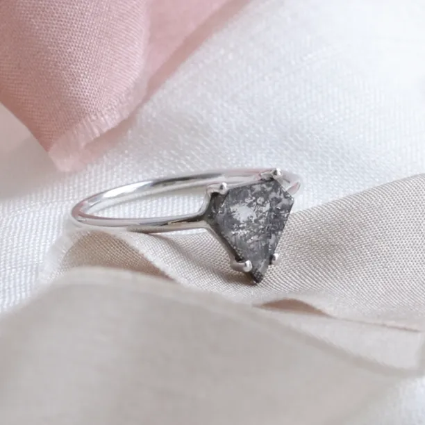 Geometrický prsten SORCHA se salt’n’pepper diamantem v detailním šikmém pohledu