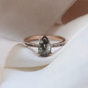 Vintage zásnubní prsten s pear salt and pepper diamantem GRIONA Thumbnail