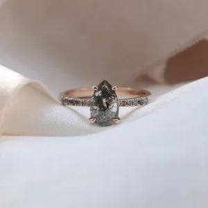 Vintage zásnubní prsten s pear salt and pepper diamantem GRIONA Thumbnail