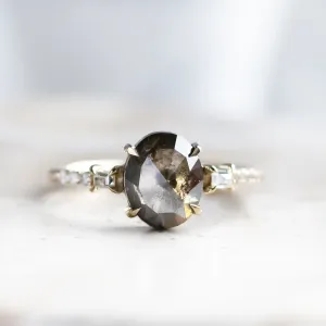 Luxusní zlatý prsten se salt and pepper diamantem a postranními diamanty BRONAGH Thumbnail