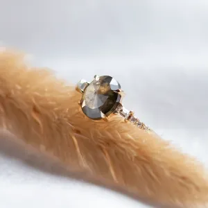 Luxusní zlatý prsten se salt and pepper diamantem a postranními diamanty BRONAGH Thumbnail